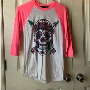 Skull arrow baseball tee